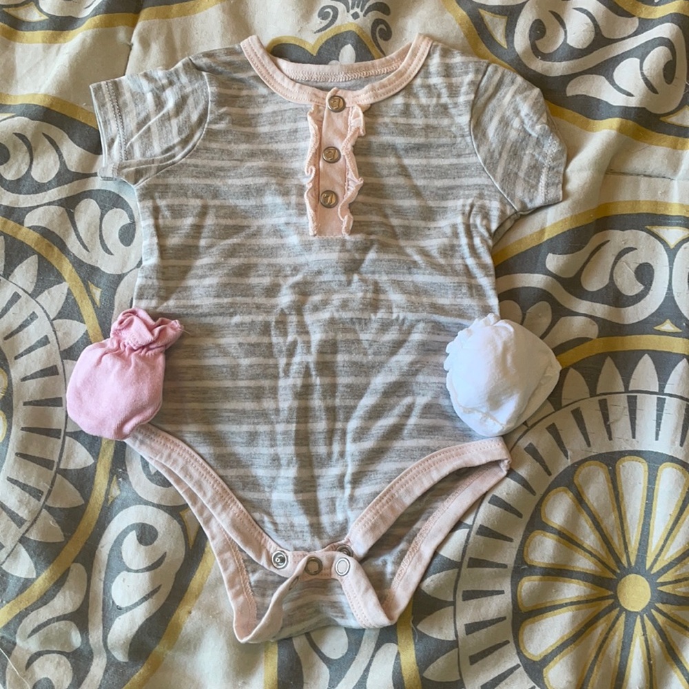 Baby girls onesie with mittens